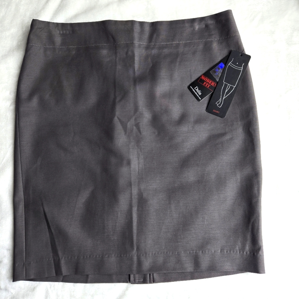 Dahlia Collection Pencil Skirt Size 4 Modern Fit Sits Below Waist NWT Grey/Purpl